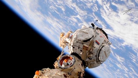 Los cosmonautas Antón Shkáplerov y Piotr Dubrov realizan la primera caminata del 2022. (NASA)