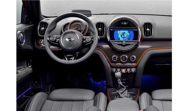 Mini Countryman. La segunda generación del Mini más campero, con cuatro plazas, mejora aún más un interior inconfundible por su espectacular diseño en el reinan las grandes formas redondas. Para WardsAuto es también uno de los mejores interiores del año p