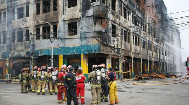 Lunes 26. Hay unas 50 galerías en "Las Malvinas":http://gestion.pe/empresas/hay-unas-50-galerias-malvinas-activos-3000-millones-2193493 con activos por U$ 3,000 millones. Por cada día que la zona está cerrada, a causa del incendio, las tiendas d