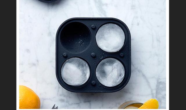 21.	Sphere Ice Mold Set: Para los padres que aprecian las cosas  finas en la vida (es decir, el whisky), este accesorio de beber será un éxito seguro.
