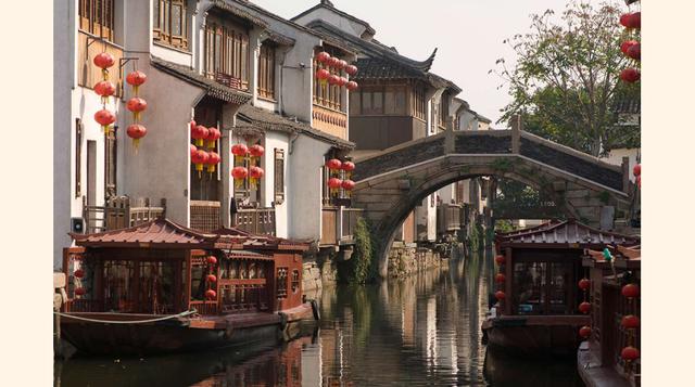 Calle Shan Tang (Suzhou, China). Nos subimos a una góndola china para recorrer la calle más bonita de Suzhou (y posiblemente, de las más bellas en China): Shan Tang. Marco Polo bautizó esta población como la Venecia de Oriente, por la similitud y belleza 