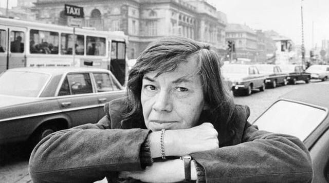 El libro El precio de la sal fue publicado en 1951 con pseudónimo debido a la temática lésbica, escandalosa para la época. Cuando en 1989 se editó con el verdadero nombre de su autora, Patricia Highsmith, bajo el título de Carol, vendió casi un millón de 