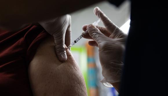 El estudio a 7,000 adultos hospitalizados con síntomas similares a los del COVID comparó cuántos dieron positivo al virus con las tasas de vacunación e infección previa. (Foto: Bloomberg)
