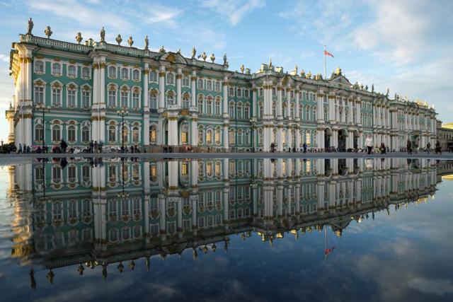 22. El enorme Museo Hermitage de Rusia está pintado de un color verde brillante como espuma de mar.