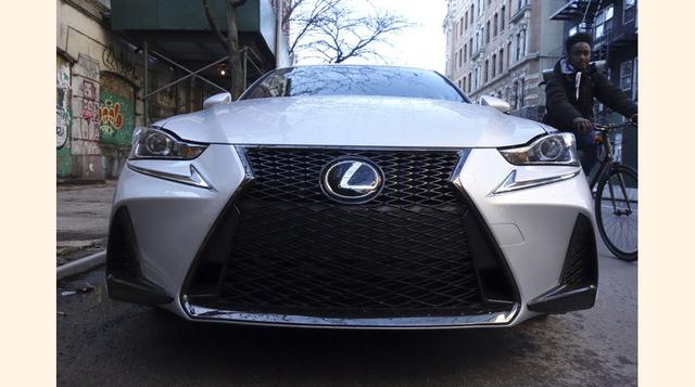 Extras necesarios. Escribí sobre el Lexus GS F el año pasado. Como el IS F Sport más pequeño, evocó el mismo tema: Si quiere este vehículo para sentirse especial, debe comprar los muchos opcionales que lo acompañan. (La versión que conduje por Manhattan d