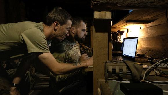 Soldados ucranianos trabajan en el centro de mando de una unidad de drones cerca de Bakhmut.