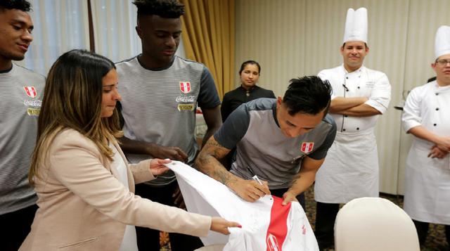 Los jugadores le obsequiaron a PPK una camiseta de la selección con el autógrafo de todos (foto: Presidencia de la República).