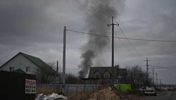 Las fuerzas rusas y ucranianas están luchando por el control de una base aérea en las afueras del norte de Kiev, dijo un alto oficial ucraniano el 24 de febrero de 2022, mientras docenas de helicópteros de ataque se abalanzaban sobre el área. (Foto de Daniel LEAL / AFP)