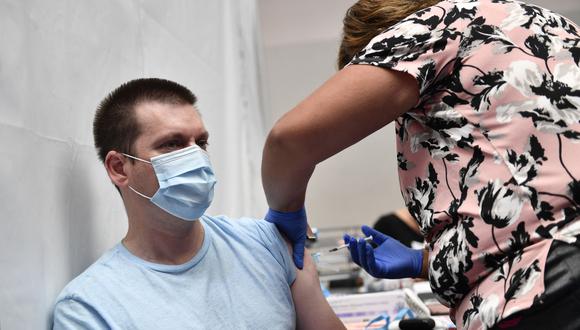 Actualmente hay tres vacunas autorizadas en Estados Unidos. (Foto: AFP).