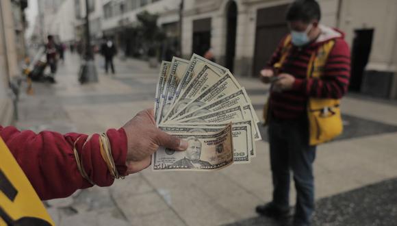 En el mercado paralelo o casas de cambio de Lima, el tipo de cambio se cotizaba a S/ 4.015 la compra y S/ 4.040 la venta de cada dólar. (Foto: Leandro Britto / GEC)