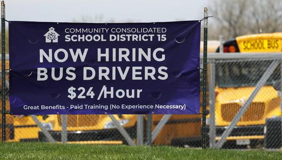 Un letrero en el que se solicitan conductores de autobuses y se anuncia su salario se yergue el miércoles 19 de abril de 2023, en Palatine, Illinois. (AP Foto/Nam Y. Huh)