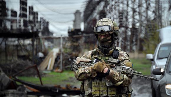 En esta imagen tomada el 13 de abril de 2022, un soldado ruso hace guardia en la central eléctrica de Lugansk en la ciudad de Shchastya. (Foto de archivo: Alexander NEMENOV / AFP)