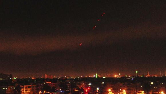 Foto 12 |Esta foto, publicada por la agencia de noticias oficial siria SANA, muestra fuego antiaéreo en el cielo después de ataques aéreos dirigidos por Estados Unidos contra diferentes partes de la capital siria, Damasco. (Fuente: SANA vía AP)