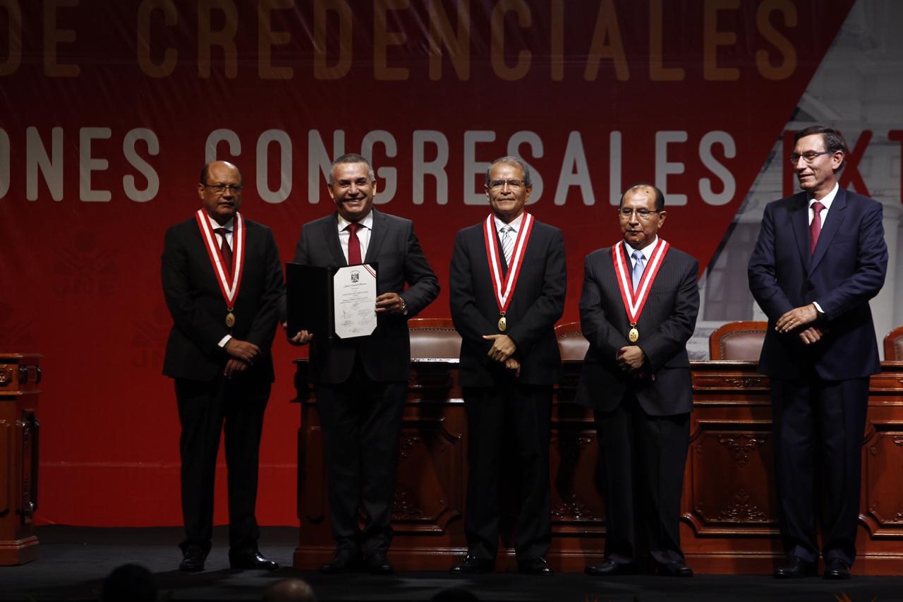 El congresista electo Daniel Urresti recibe su credencial de parte del JNE. (Foto: César Campos / GEC)
