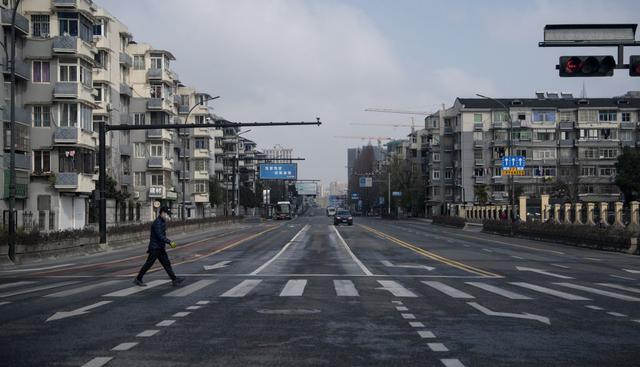 Los guardias también piden que la gente se meta a sus casas y, a los que están en bus, les pide no seguir por la carretera. (AFP).