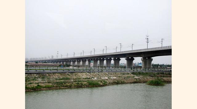 Gran Puente de Tianjin, China: Este puente cubre la línea de alta velocidad entre las ciudades de Pekín y Shanghái. También fue inaugurado en el 2011. Tiene 113.7 kilómetros de longitud. (Foto: Wikipedia)