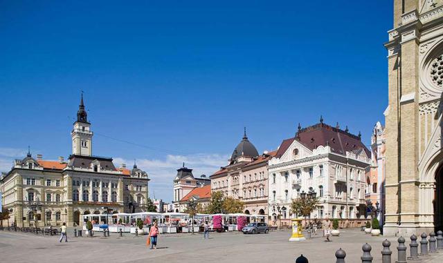 Novi Sad (Serbia). Vista desde el Danubio, esa coqueta urbe cercana a Belgrado tiene diversos puntos de vista. Uno el histórico-belicista, el que justifica la fortaleza de Petrovadarin, una ciudad dentro de la ciudad situada en lo más alto desde donde se 