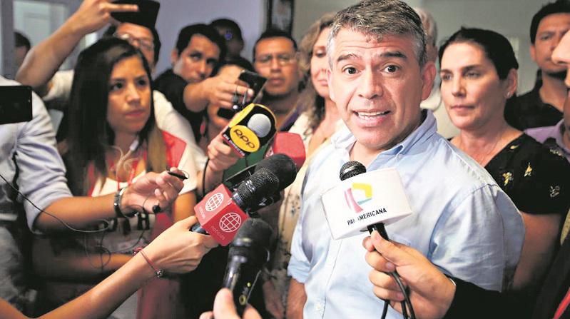 Julio Guzmán fue captado corriendo tras un incendio en un departamento en Miraflores, en mayo del 2018. (Foto: GEC)