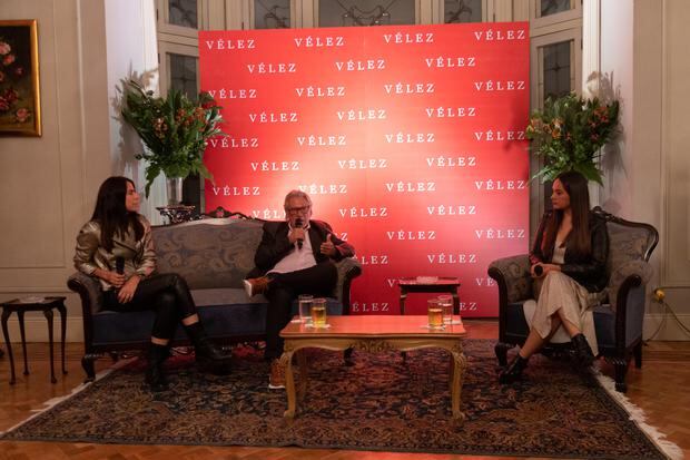 Juan Raúl Vélez, CEO de Cueros Vélez llegó a Lima para presenciar la presentación de la colección "No expiration date". En la foto, acompañado de Ángela Sánchez, country manager de Vélez Perú (derecha) y Claudia Acosta, directora de comunicación de Cueros Vélez (izquierda). 