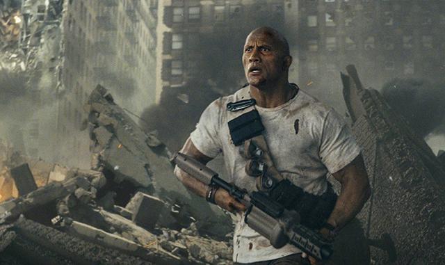 FOTO 2  | "Rampage" es protagonizada por Dwayne (The Rock) Johnson, quien interpreta a un experto en primates que se hace amigo de un gorila albino, el cual crece a un tamaño enorme después de un experimento deshonesto y luego se une al hombre para detener una invasión de monstruos . (Foto: IMDB)