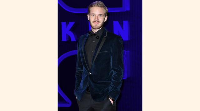 Felix Arvid Ulf Kjellberg (también conocido como PewDiePie) Este “gamer” sueco ha logrado un récord de nada menos que  42.7 millones de suscriptores en YouTube, con un alcance más grande que la mayoría de las cadenas de televisión. El joven de 26 años aca