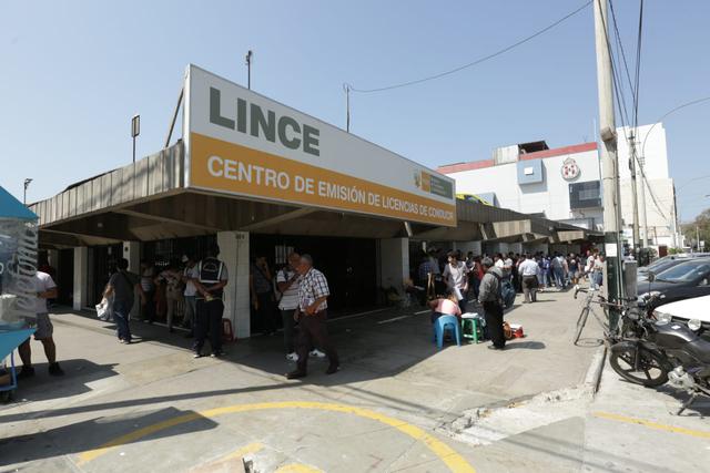 Otros de los reclamos de los postulantes es que en el Touring de Lince tampoco atendían el servicio telefónico. (Fotos: Anthony Niño De Guzmán)