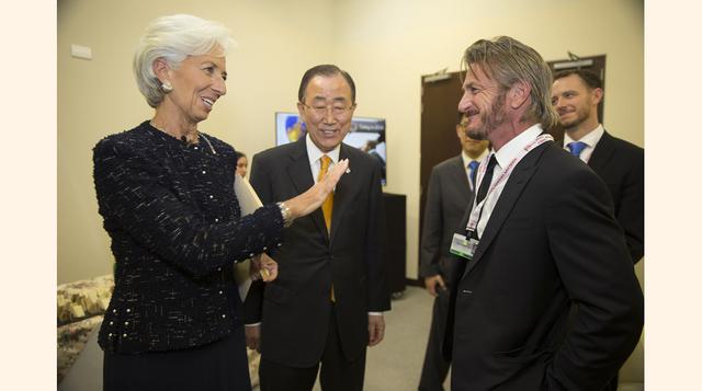 Christine Lagarde directora del FMI y el secretario general  del Banco Mundial, Ban Ki Moon hablan con el actor Sean Penn, antes de un seminario. (Foto: FMI)