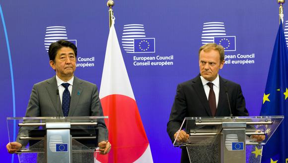 El presidente del Consejo Europeo, Donald Tusk, y el primer ministro de Japón, Shinzo Abe.