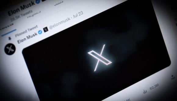 El 24 de julio, Musk desecha el logotipo tradicional de Twitter en su sitio web, reemplazándolo por una “X”. (Foto: AFP)