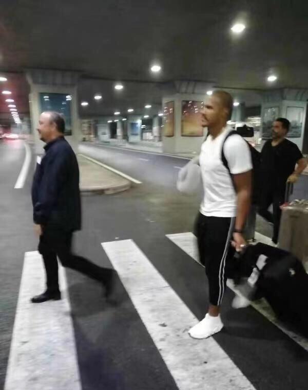 El mismo Rafael Benítez se encargó de recoger a Salomón Rondón a su legada a China. (Foto: Twitter @helloworld1x)