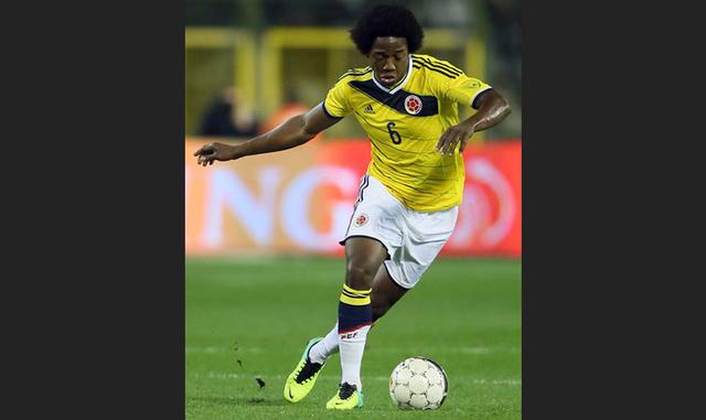 FOTO 17 | Carlos Sánchez, volante de la Fiorentina de Italia, tiene un valor de mercado de 3 millones de euros.