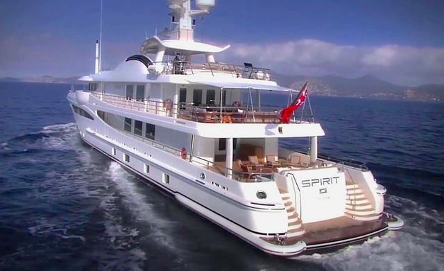 FOTO 5 | 6. Spirit. Con su estilo Zen y holístico, la terraza del Spirit le ofrece a los huéspedes una experiencia inolvidable. También encuentras un grill Teppanyaki, algo que no ves con mucha frecuencia en los súper yates.
El marisco recién comprado y cualquier otro alimento del mar será cocinado al estilo japonés por el chef que se encuentra a bordo.
Los invitados pueden descansar a la sombra en el área con 14 asientos, que se encuentra junto a un bar. También tiene gimnasio y un jacuzzi. (Foto: CharterWorld Luxury Yacht Charters (screenshot) / YouTube)