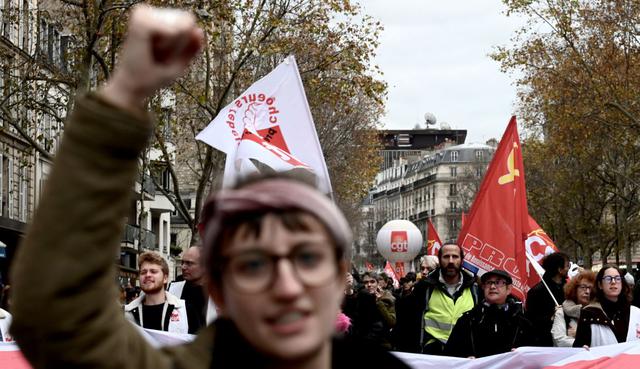 La movilización es contra un "sistema universal" de jubilaciones, que prevé reemplazar a los actuales 42 regímenes de jubilación existentes (general, de funcionarios, sector privado, especiales, autónomos, complementarios). (Foto: AFP)