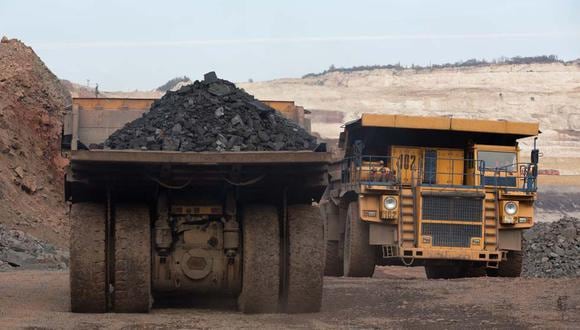 En China, donde la producción de carbón se redujo para cumplir con los objetivos climáticos, los funcionarios ordenaron a más de 70 minas de carbón en Mongolia Interior aumentar la producción en casi 100 millones de toneladas o un 10%.