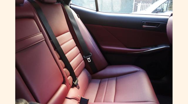 Pero mientras el GS es un “vehículo decente, inofensivo, producido en masa para ir del punto A al B sin sentir nada de nada, nunca”, el IS 200T sí sobrepasa su capacidad de doblar, adherirse a la ruta y acelerar con un impulso (más) fuerte a bajas RPM. Po