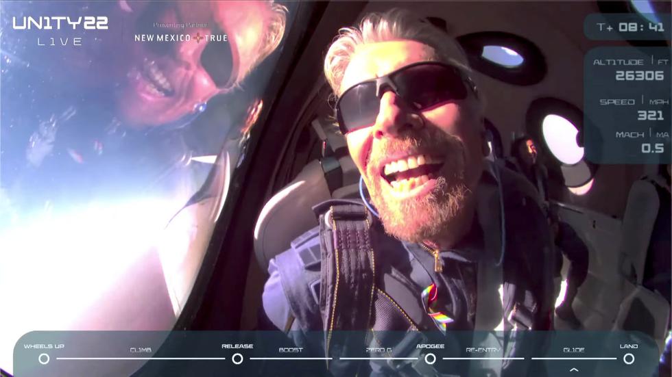 1- El multimillonario británico Richard Branson aterrizó este domingo sin contratiempos en su base de Spaceport America en el Estado norteamericano de Nuevo México tras su primer viaje suborbital. (Foto: Reuters)