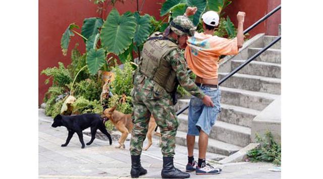 Medellín, Colombia. Homicidios: 657. Población: 2.441.123. Tasa de homicidios: 26.91. En la imagen, un soldado del ejército colombiano cachea a un hombre en medio de un operativo en Medellín. (Foto: Reuters)