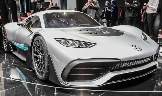 FOTO 3 | 11,000 revoluciones por minuto, 1,000 caballos de fuerza, de 0 a 200 km/h en seis segundos y velocidad punta de 350 km/h: es el nuevo Mercedes-AMG Project One, que cuenta con un motor de combustión y cuatro motores eléctricos que "proviene de nuestro programa de F1 con modificaciones menores", explicó Tobias Moers, directivo de la empresa.
