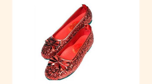 Estos zapatos fueron diseñados por Harry Wisnton para celebrar el 50 aniversario del Mago de Oz. Tienen un valor de $3 millones y fueron decorados con más de 4,600 piedras preciosas. Son los mas caros del mundo. (Foto: Megaricos)