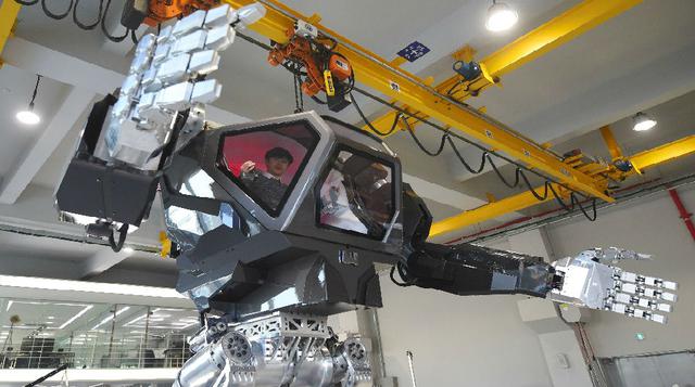 El piloto sentado dentro del torso del robot hace movimientos de las extremidades que son imitados por el Method-2, cuyos brazos de metal pesan cada uno 130 kilogramos (foto: AFP).