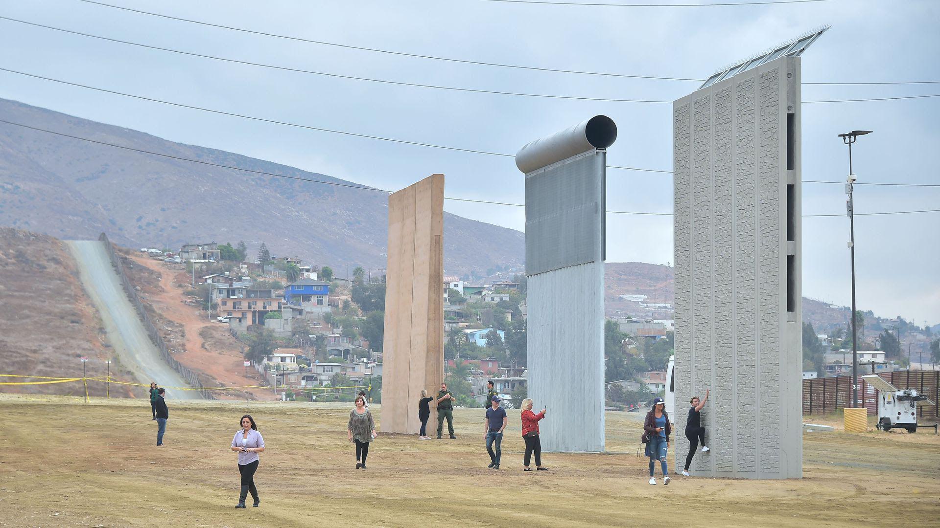Prototipos del muro en las afueras de San Diego. (Foto: AFP)