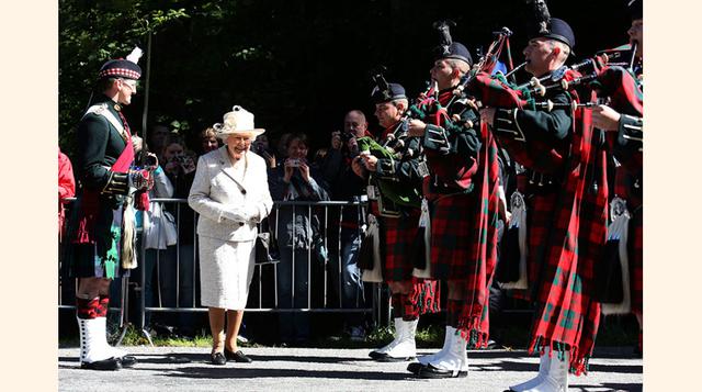 La familia real británica. La reina Isabel II vuelve un verano más a su residencia de Balmoral, un hermoso castillo escocés en el que permanecerá hasta octubre y en el que, como muestra la imagen, es recibida por todo lo alto cada vez que acude. No obstan