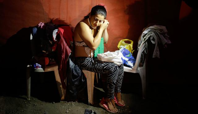 FOTO 1 | Los jóvenes juegan fútbol junto a la carpa de circo Tony Perejil instalada en Puente Piedra. La expansión urbana en la ciudad de 10 millones de habitantes hace que sea difícil encontrar suficiente espacio para instalar una carpa en un vecind