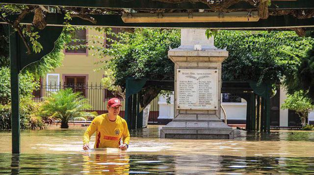 La misma Plaza de Armas de la ciudad despertó inundada por la furia de la naturaleza. (Foto: Zarif Meres)