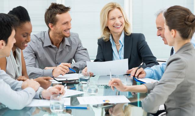 FOTO 6 | El líder facilita recursos para que sus subordinados puedan responder debidamente a las exigencias que requiere su trabajo. Por ejemplo, un exceso de carga laboral se hace más llevadera si uno sabe que el líder reconoce este esfuerzo extra y le proporciona feedback sobre el trabajo realizado para que éste pueda orientar su trabajo a lo esperado por la organización.