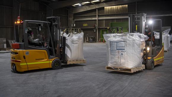 Trabajadores transportan sacos de litio de 500 kilogramos almacenados en la planta procesadora de litio El Carmen de SQM (Sociedad Química Minera) de Chile en Antofagasta, Chile, el 13 de septiembre de 2022. (Foto de Martin BERNETTI / AFP)