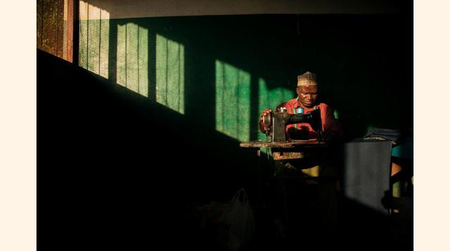 Mención especial a la foto de Rafael Hernandez, un hombre terminando su jornada de costura. (Foto: CGAP)