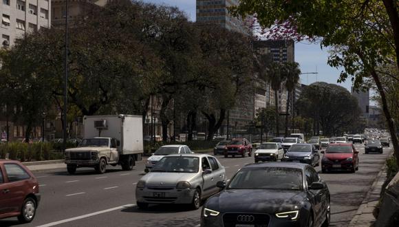 El tráfico circula por la Avenida 9 de Julio en Buenos Aires, Argentina, el jueves 17 de septiembre de 2020.