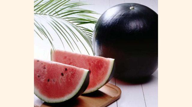 Sandía Negra Denzuke (US$ 5,950 ). La sandía negra es un artículo de lujo, pues solo crece en la isla de Hokkaido. El color negro intenso de su cáscara la caracteriza, además de su intenso sabor y textura jugosa; un placer al alcance de muy pocos.