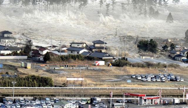 FOTO 7 | 11 de marzo de 2011, Japón: el país se vio sacudido por un sismo de magnitud 9, seguido de un tsunami que arrasó varias localidades a lo largo de la costa noreste del país. Unas 19,000 personas fallecieron o desaparecieron con la entrada de la masa de agua en tierra firme, que devastó todo a su paso.